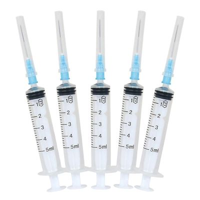 Jeringuillas 5ml y agujas disponibles para el uso médico