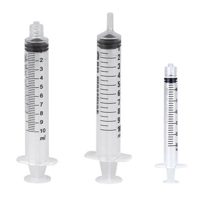 Jeringuillas 5ml y agujas disponibles para el uso médico